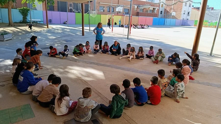 Les assemblees s&oacute;n moments per cr&eacute;ixer junts.🙌🏻
A vegades tanquem el dia compartint com ens hem sentit; altres vegades s&oacute;n espais per proposar idees, resoldre conflictes o millorar el que fem al grup.🧩
El m&eacute;s important?