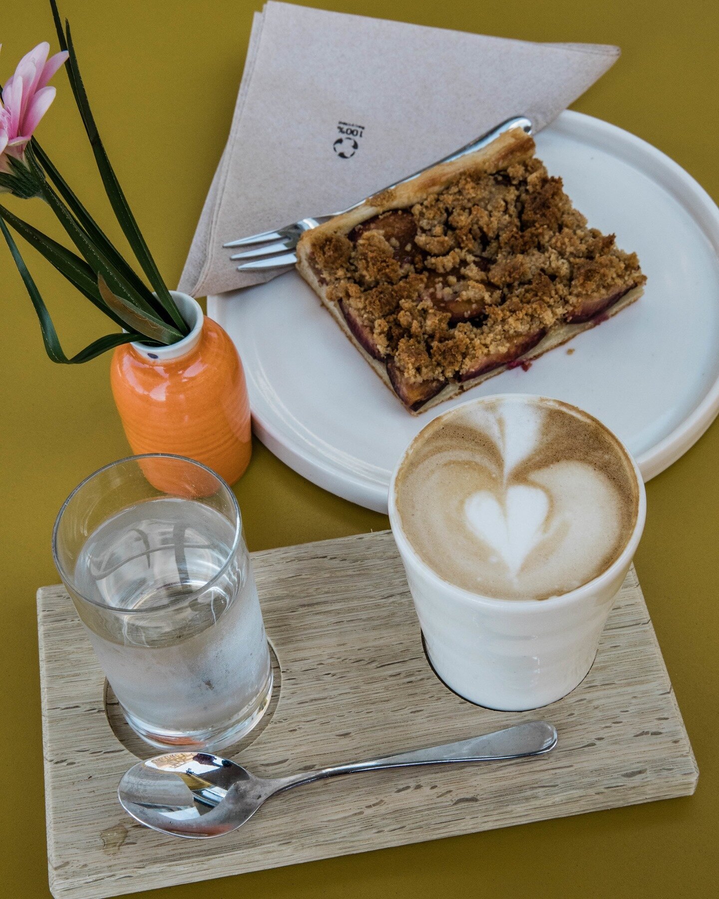 Unser Kaffeehaus ist ein guter Ort, um sich aufs Wochenende einzustimmen: Bei einer Tasse Bio Kaffee von unserem R&ouml;ster @suchan_kaffee und einem Bio Zwetschkenplunder ist der Stress gleich vergessen. ☕#graggerchorherr #suchankaffee #reininswoche