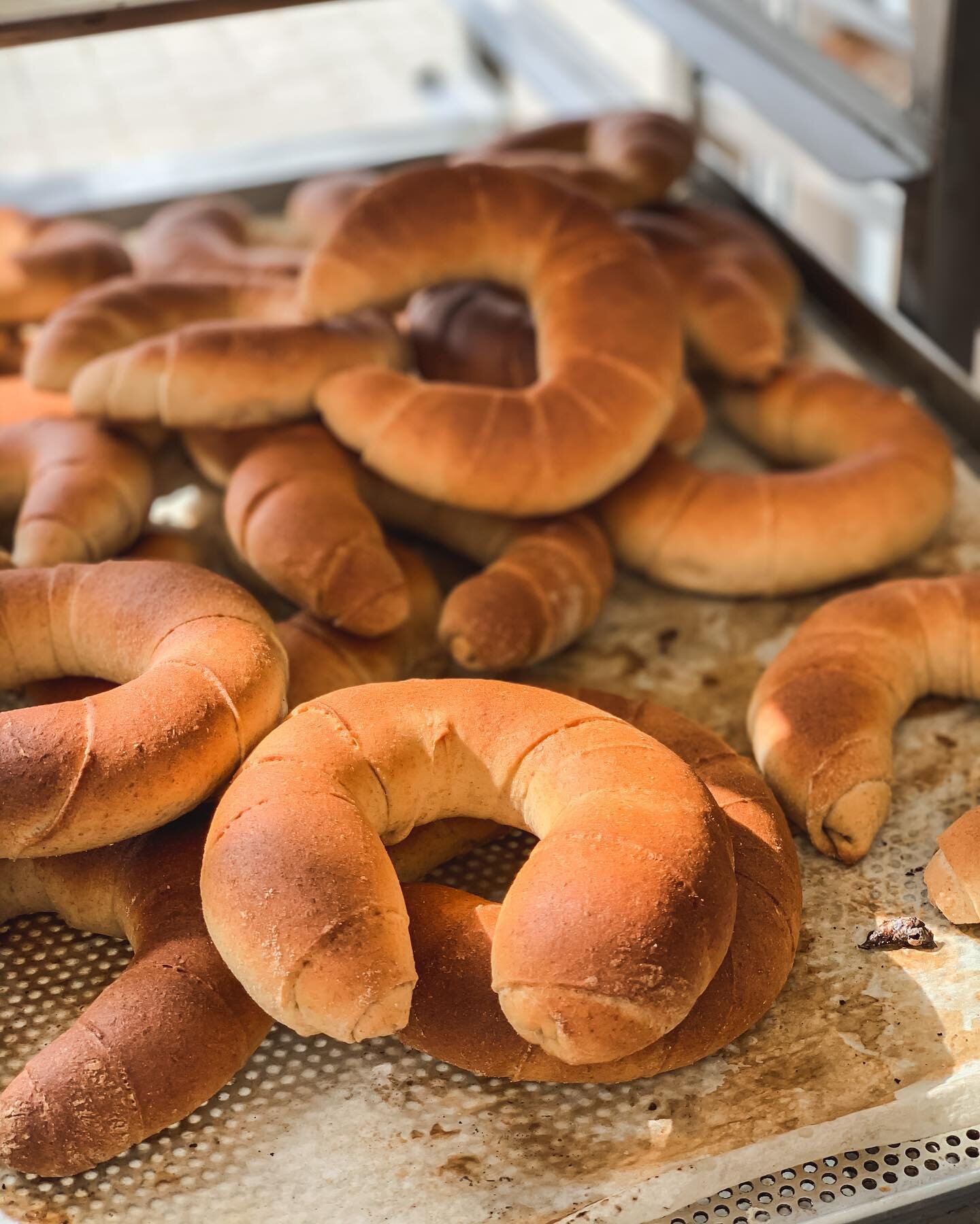 F&uuml;r unsere Bio Dinkelkipferl mischen wir einen Bio Dinkel-Hefe-Vorteig mit gesiebtem Bio Dinkelmehl, Bio Dinkelvollmehl, Bio Weizenmalzmehl, Bio Honig, Bio Butter und Steinsalz. Nach dem Formen werden sie in einem unserer beiden Holz&ouml;fen ge