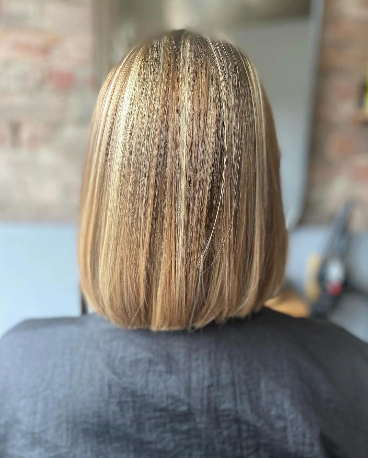 𝐇𝐚𝐢𝐫 𝐛𝐲 @tori_tribehairstudio 
Another gorgeous transformation by Tori! Check our 'before/after' highlight to see the difference!