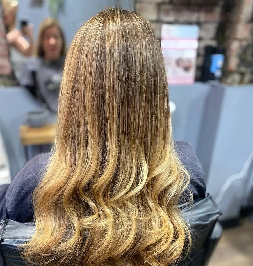 𝐇𝐚𝐢𝐫 𝐛𝐲 @tori_tribehairstudio 
Looking for some balayage magic? 🪄 Book with Tori to add some flair to your hair! DM for booking 🤍

#blonde #hair #balayage #balayageswindon #bronde #brondebalayage #blondebalayage #blondehighlights #hairdresser