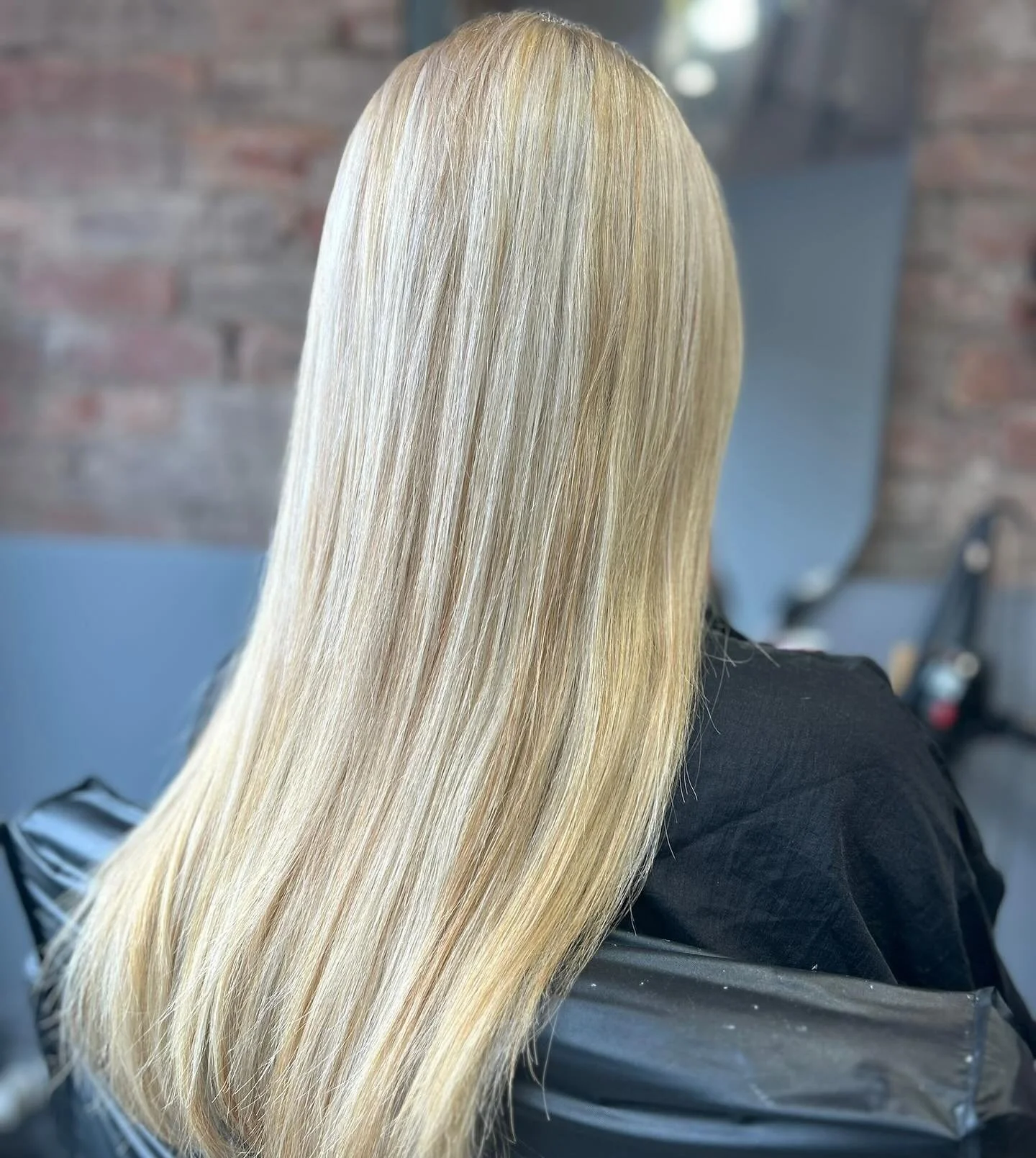 Full head highlights for this bright blonde 🤍

Hair by @tori_tribehairstudio 
DM to book!

#hair #hairdresser #highlights #blonde #blondehair #magic #balayage #oldtown #salon #swindon
