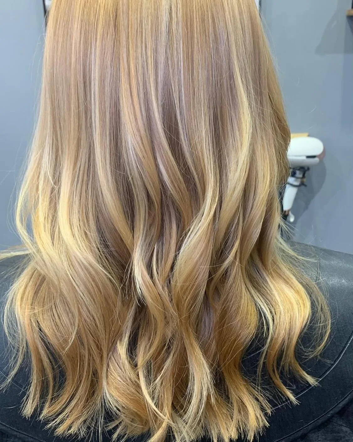 𝐻𝑎𝑖𝑟 𝑏𝑦 @beckyjamiesonhair 
Becky works wonders again, brightening up hair for the summer! ☀️ Book in for holiday highlights now! Link in bio🤍

#hair #highlights #hairdresser #summer #summerhair #blonde #bronde #balayage #vanilla
