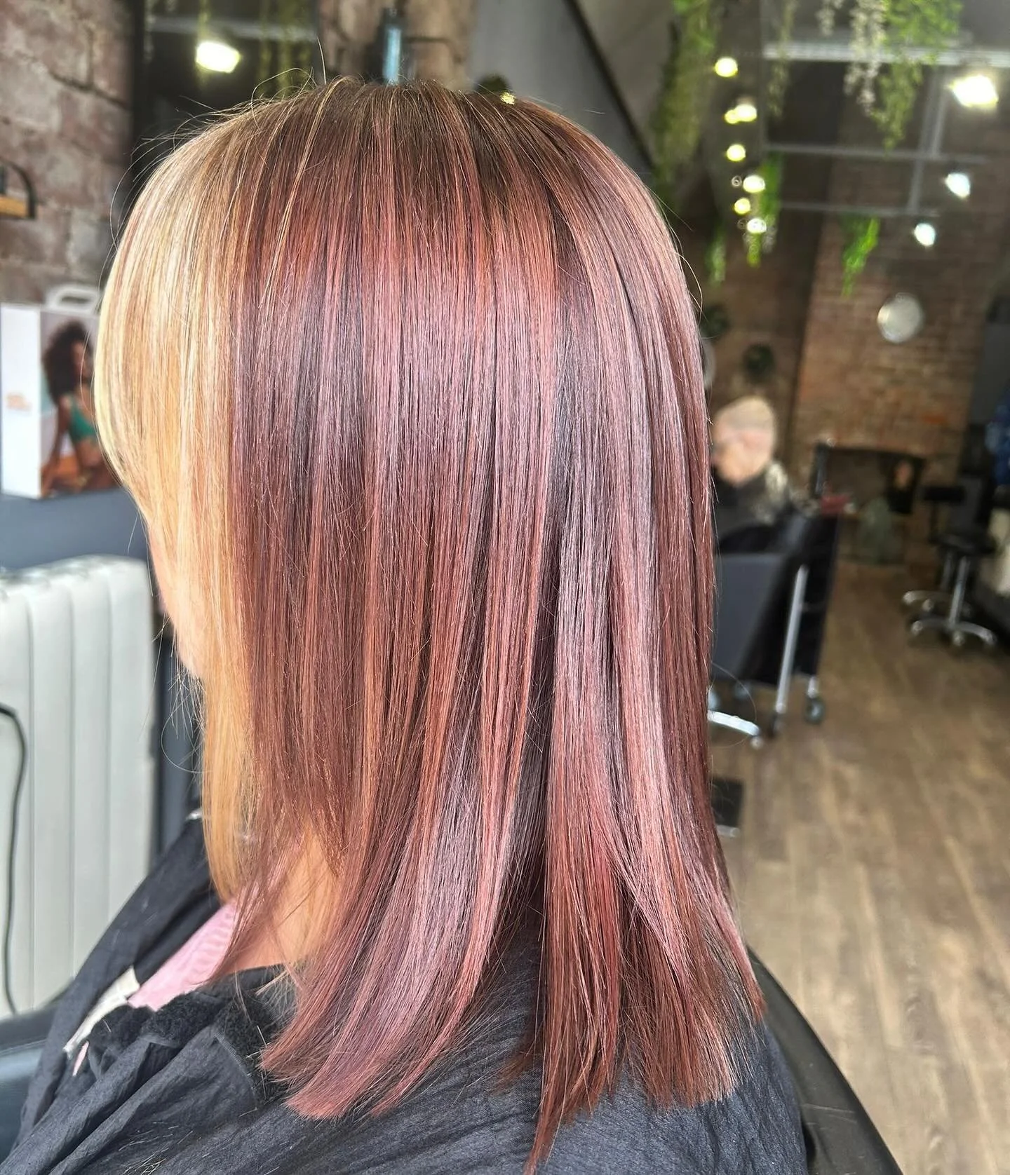 Welcoming in the fall with a warm red! 🍁🍂

Hair by @tori_tribehairstudio 
DM to book

#copper #copperhair #redhair #redhairdontcare #blonde #moneypiece #moneypiecehighlights #blondehighlights #scandinavian #fall #fallvibes #autumn