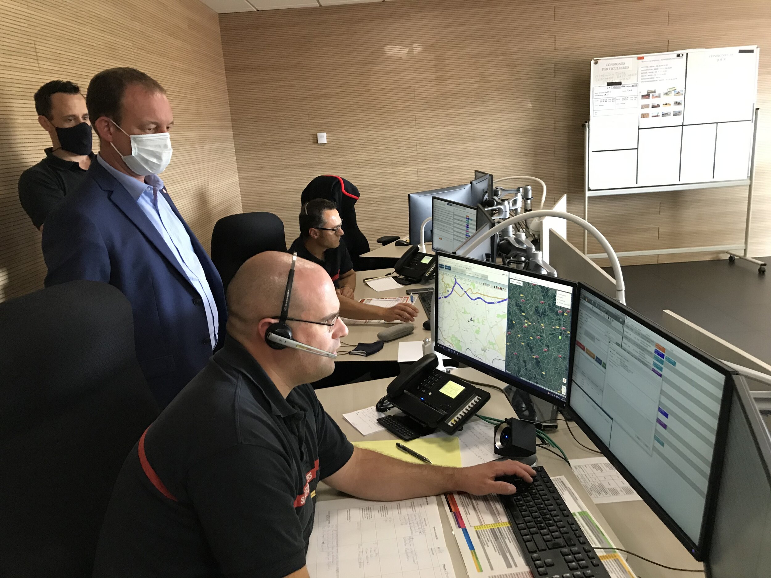 Dans la salle du Centre du traitement des appels du Codis 76, à Yvetot, ce sont quelque 350 000 appels qui sont traités par les sapeurs-pompiers (Photo : visite du CTA-Codis 76 à Yvetot, le 16 juin 2020).