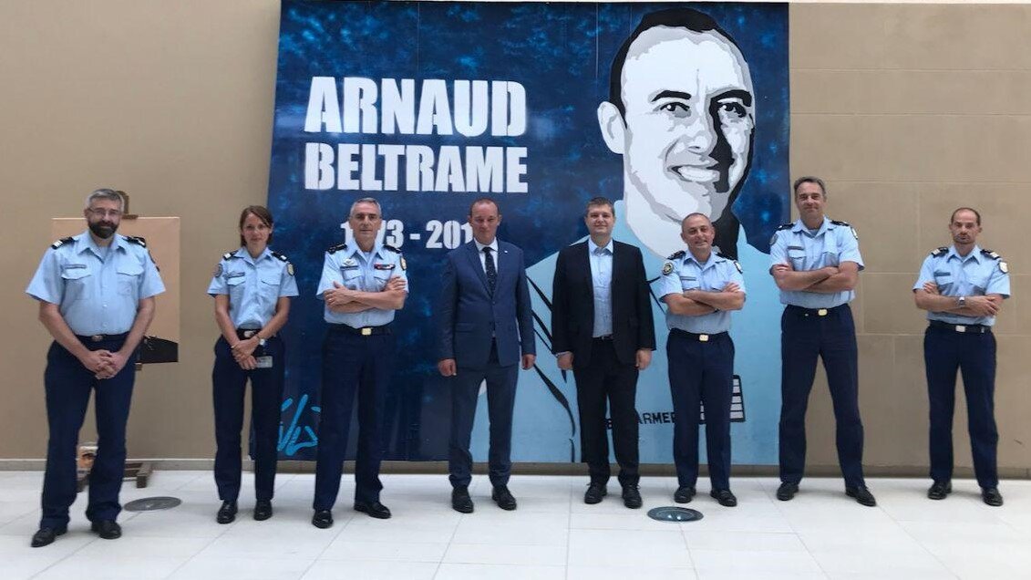 Avec mes différents interlocuteurs à la Direction générale de la Gendarmerie nationale, devant la fresque en hommage au