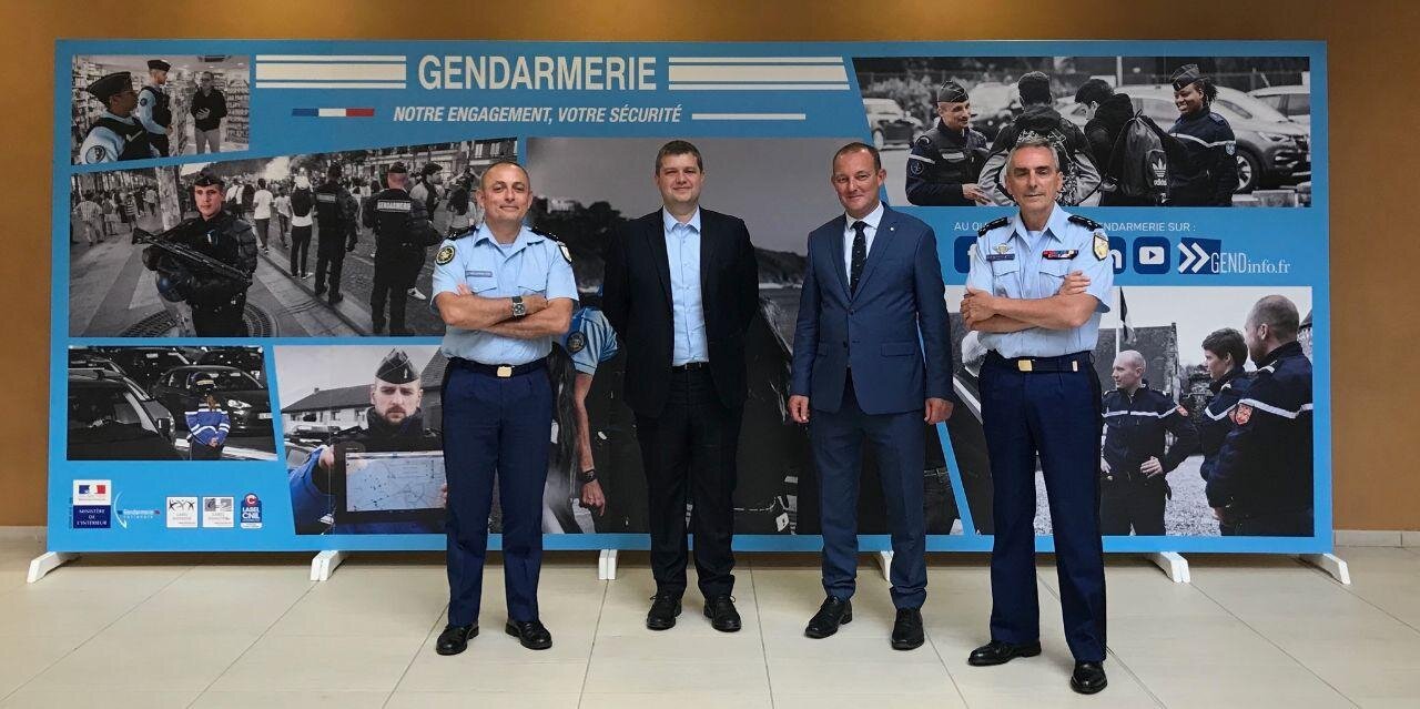 Les 130 000 gendarmes d’active et de réserve sont attachés au sens et à l’importance de la militarité des gendarmes ainsi que de leur système d’arme.