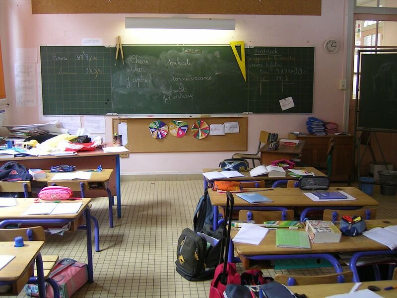 Les revalorisations concerneront en priorité les enseignants les plus jeunes. Une prime d’équipement de 150 euros net sera versée à tous (© commons.wikimedia.org)