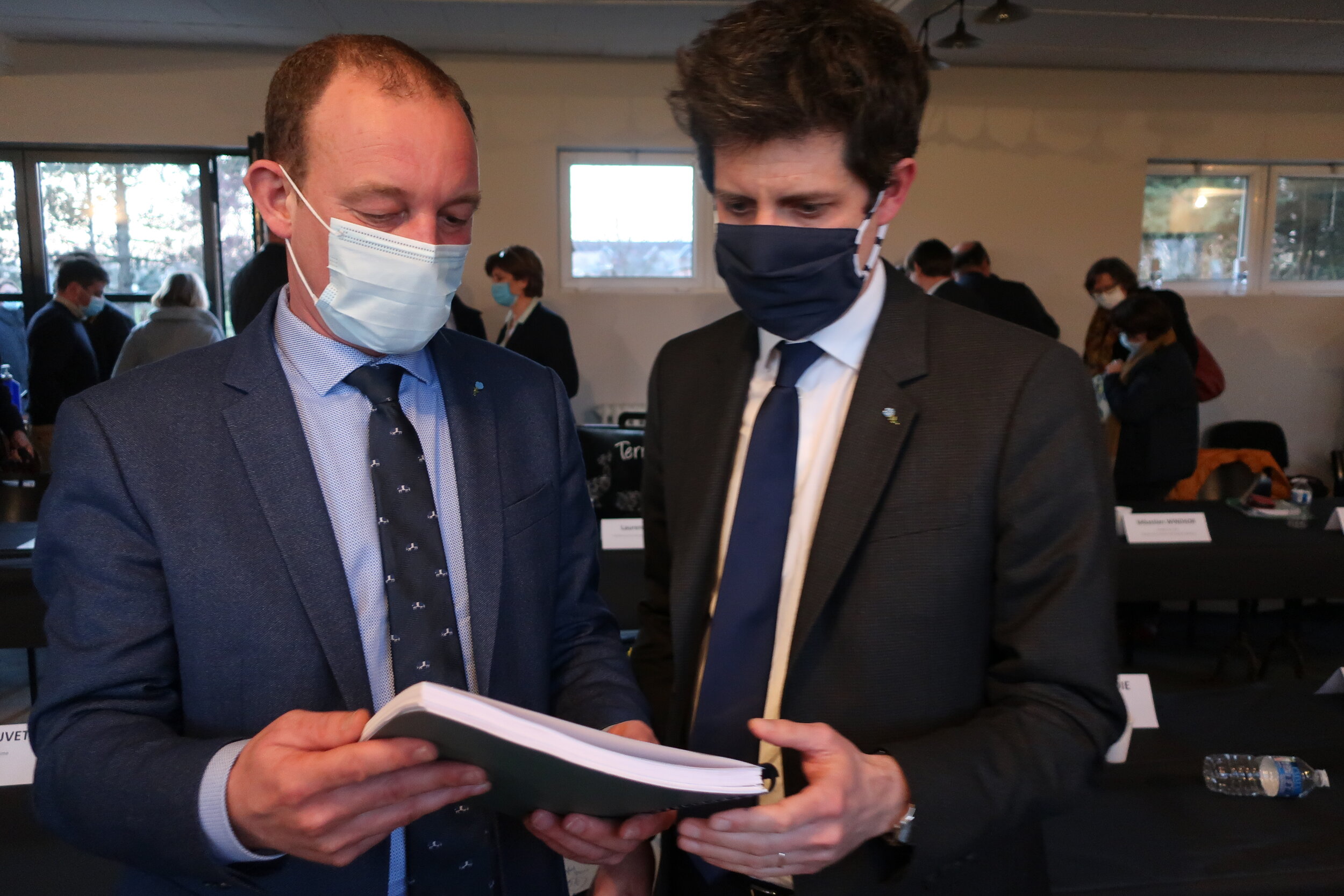 Xavier Batut a profité de la venue de Julien Denormandie, ministre de l’Agriculture et de l’Alimentation, pour lui remettre quelques dossiers qui concernent directement la 10e circonscription de la Seine-Maritime.
