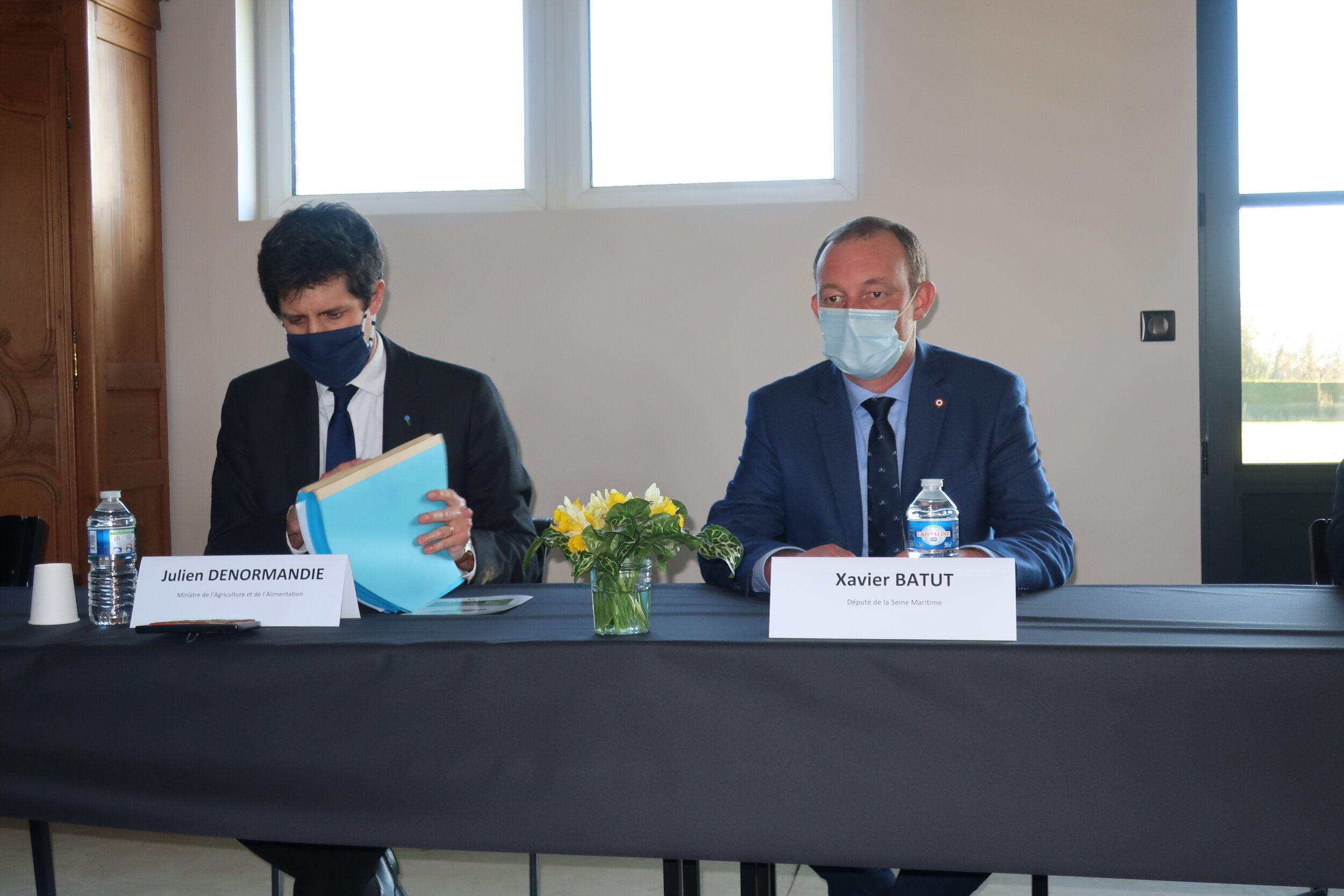 Julien Denormandie, ministre de l’Agriculture et de l’Alimentation, et Xavier Batut, député de la 10e circonscription de la Seine-Maritime, lors d’une réunion de travail en mars dernier.