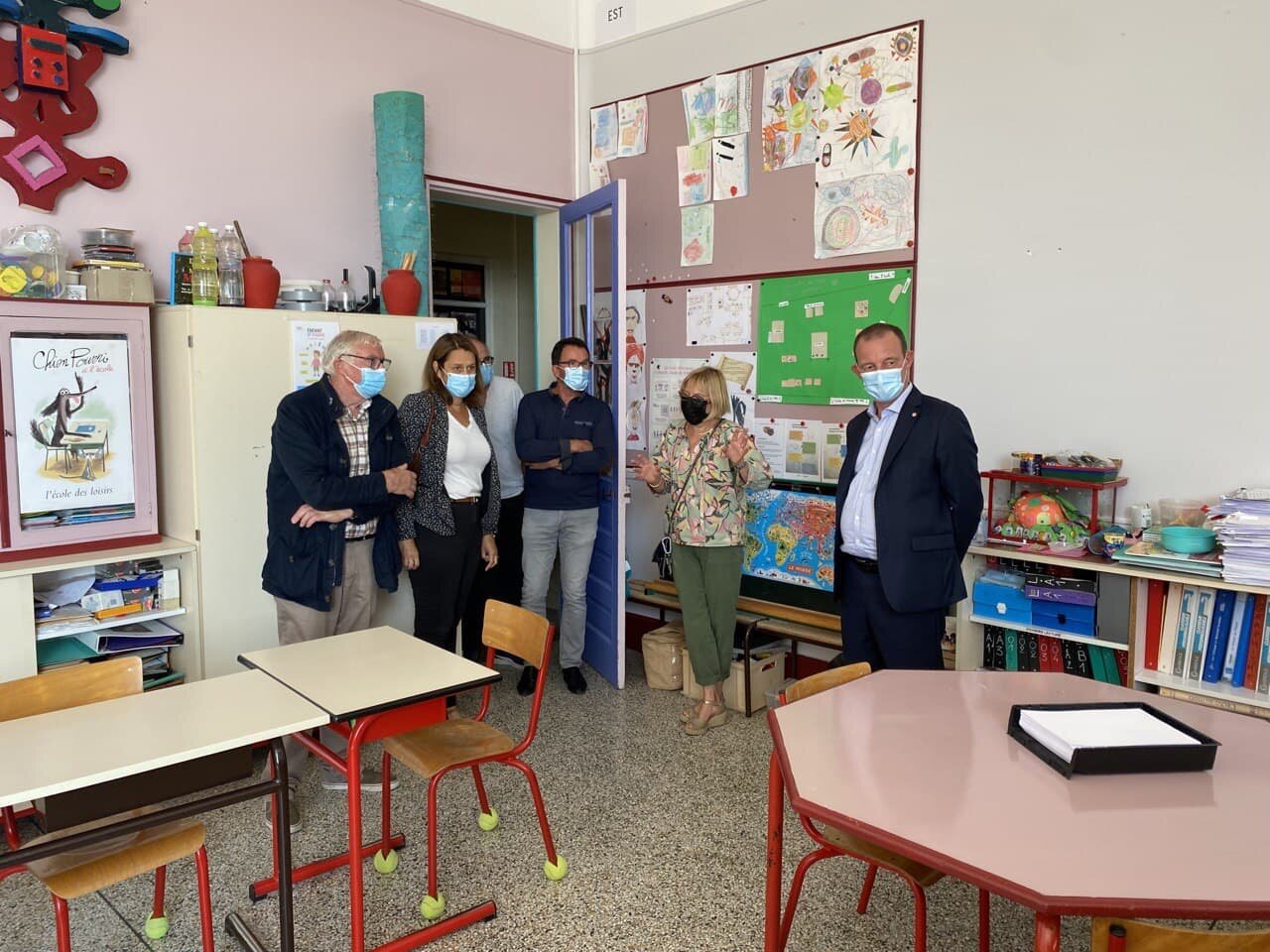 Le député Xavier Batut (à droite), lors d’une visite à l’école de Doudeville (Seine-Maritime), à l’occasion de la rentrée scolaire, jeudi 2 septembre 2021 (© archives)
