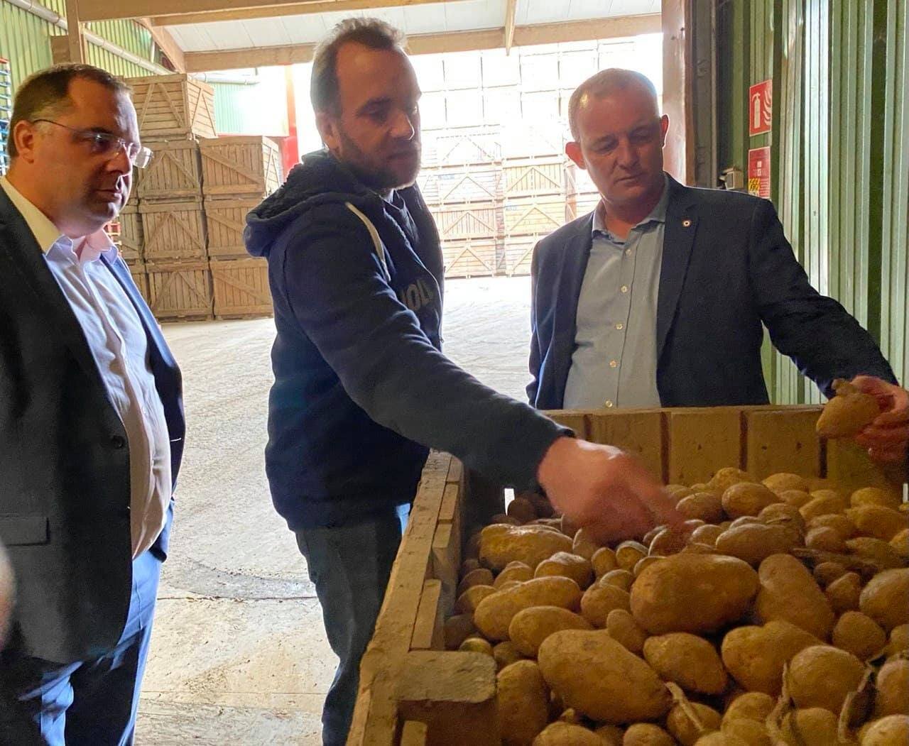 Xavier Batut (à droite), député de la Seine-Maritime, lors d’une visite sur une exploitation agricole en monoculture (pommes de terre), aux Grandes-Ventes, jeudi 7 octobre 2021 (© photo d’archives).