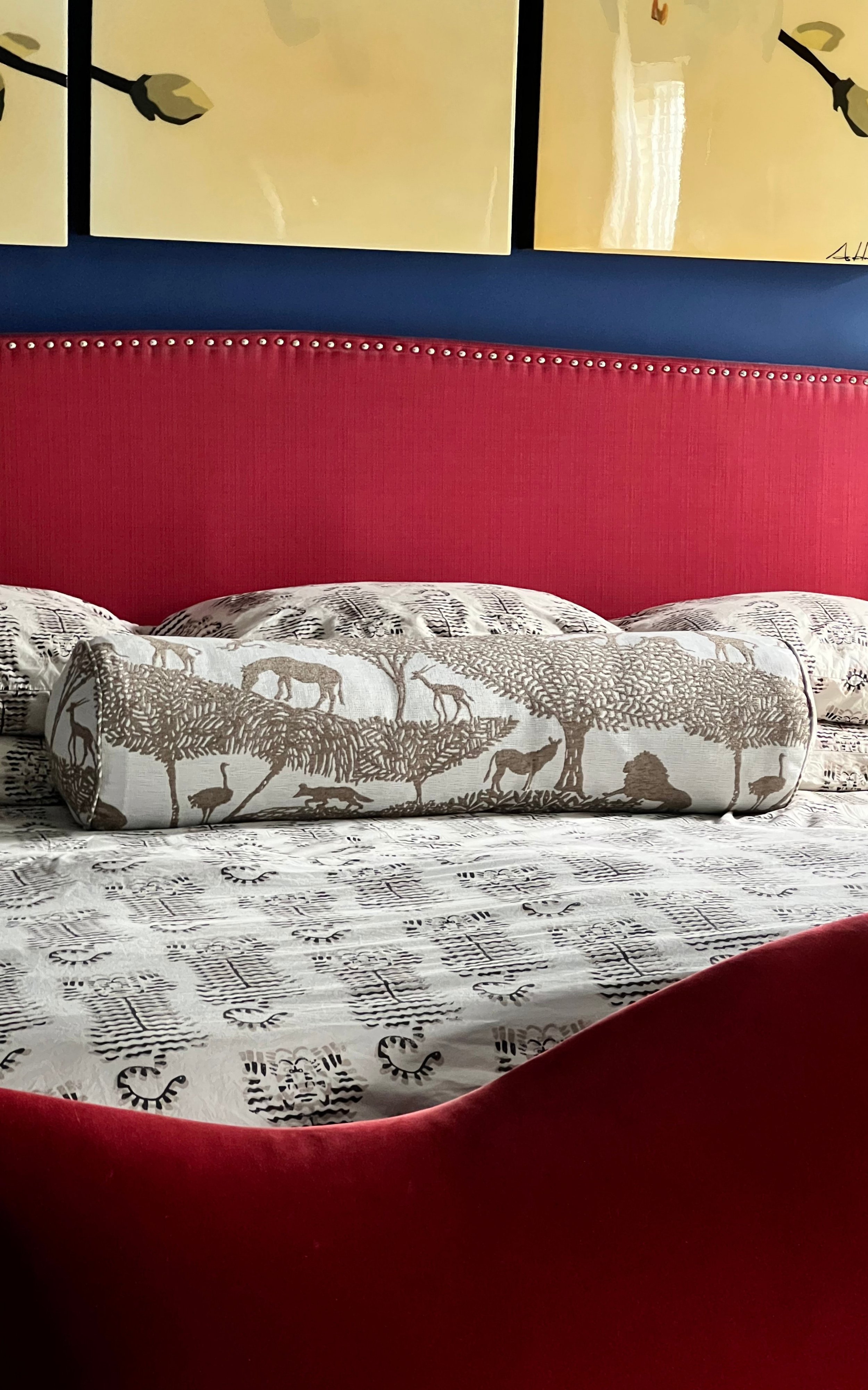 3dressing-rooms-interiors-studio-brown-sandstone-jungle-bolster.jpeg