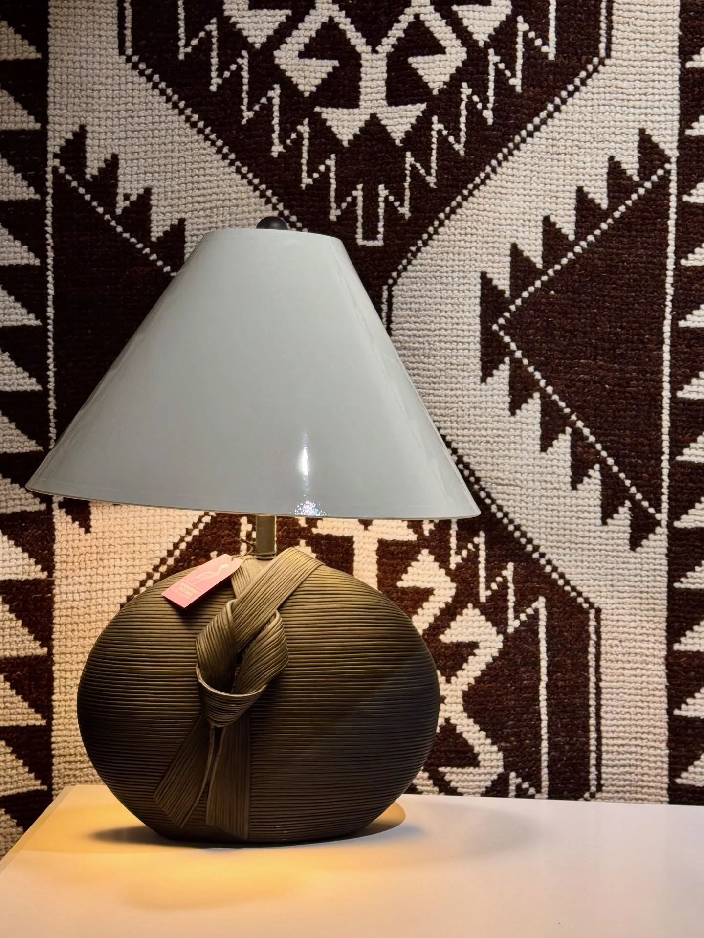 The drama&rsquo;s in the details &mdash; our lacquer Maison Blanc shade knows how to soften the scene without disappearing. She&rsquo;s the quiet type&hellip; until the light hits just right. 🤍
#ShadeSociety #DRISxSlateInteriors