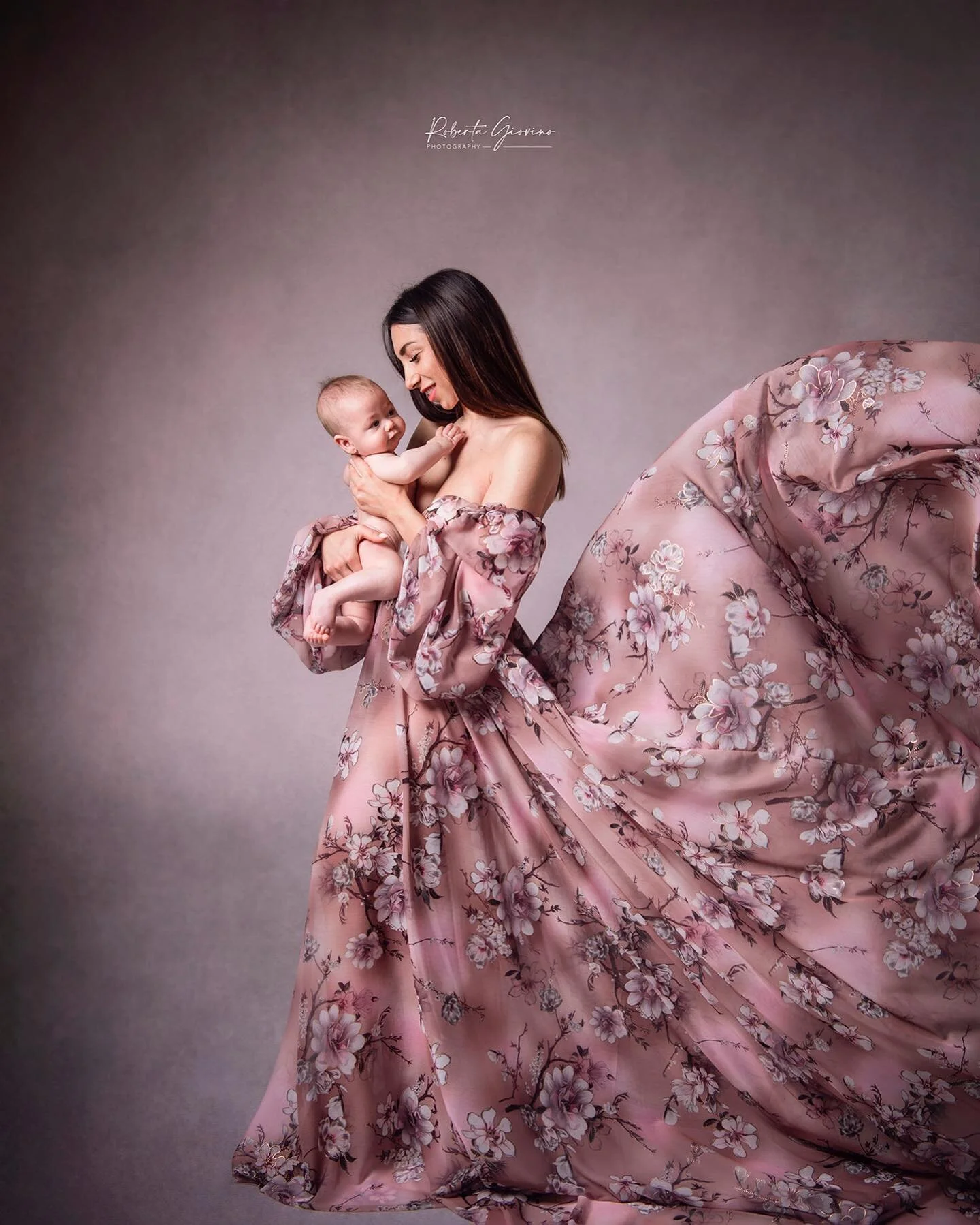 Motherhood
Tutto l&rsquo;amore di una mamma❤️
Fino al 14 maggio &egrave; possibile acquistare le sessioni dedicate alla mamma ad un prezzo speciale!

Roberta Giovino, 
fotografa specializzata in Ritratti Artistici di Famiglia, Neonati, Bambini e Dolc