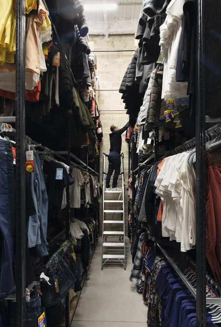Fachbodenregal für Kleider aufhängen.jpg