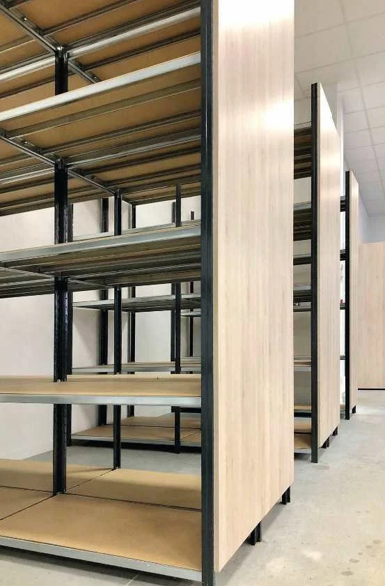 Fachbodenregal mit Holzverkleidung.jpg
