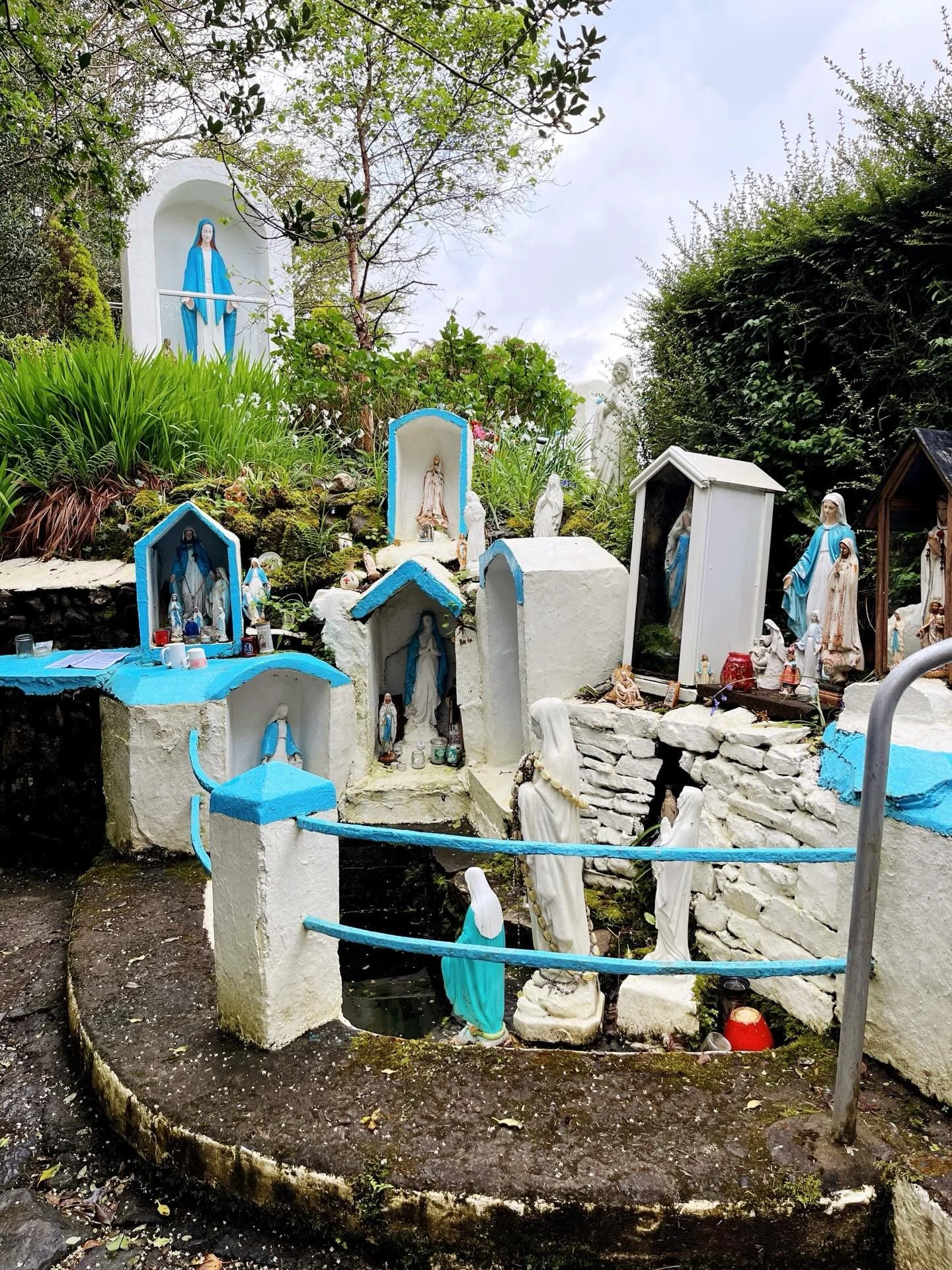 Happy belated Bealtine to all who observe 🔥🌸 I spent the day with Amanda of @holywellsofcorkandkerry visiting wells from Bantry to Newmarket. We set off after rubbing the morning dew on our faces and paid our respects at many Lady Wells along the w