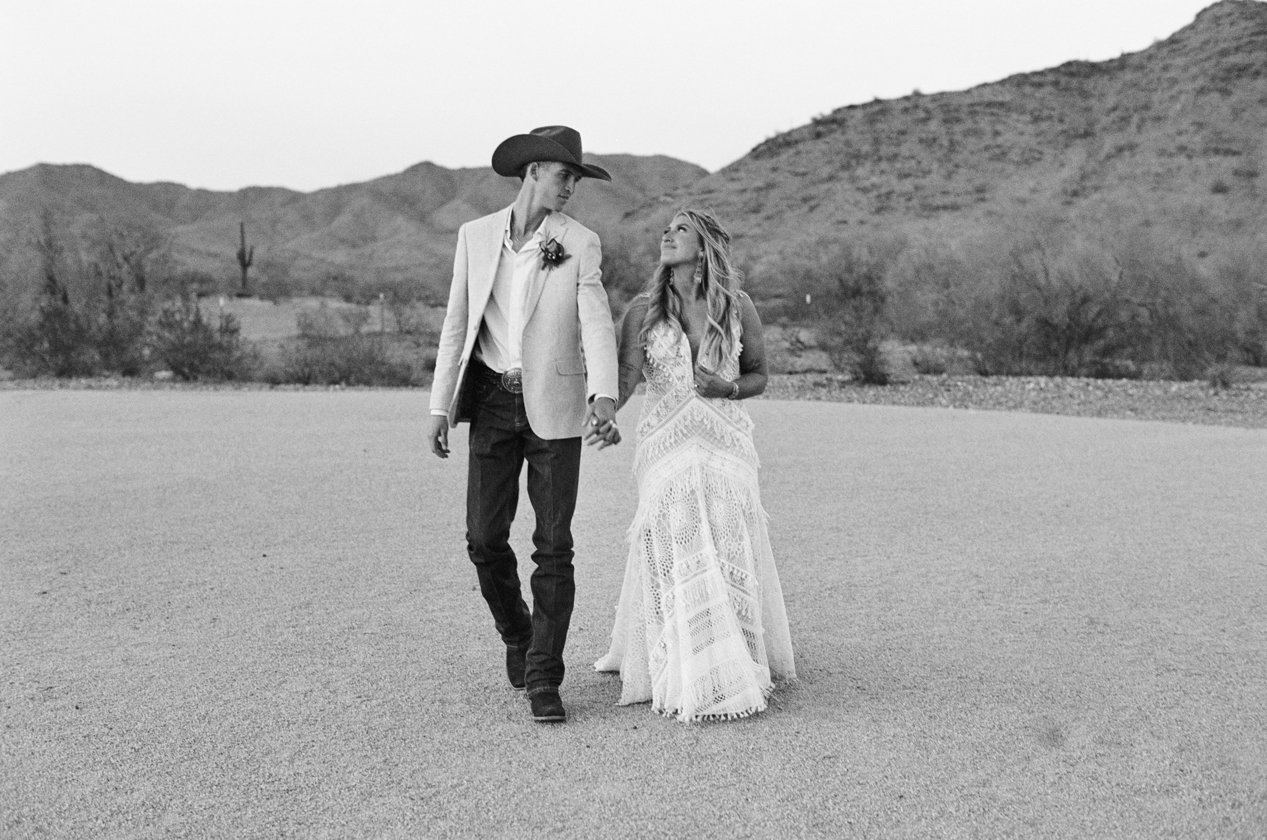 Modnern-Western-Spring-Arizona-Wedding12.jpg