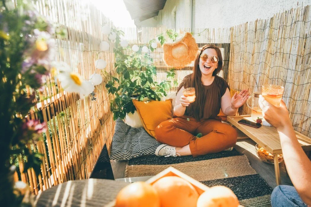 sun-fun-fun-balcony-party-woman-friend-happy-drinking-toogether_t20_A9VNzm.jpg