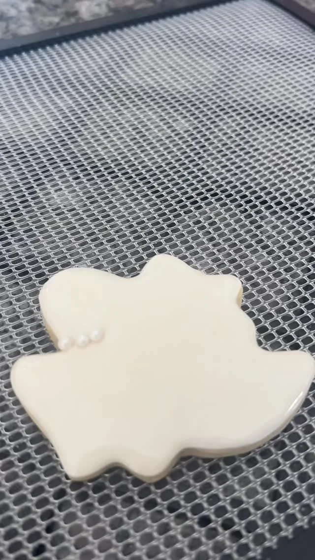 We’re giving spooky a little glow up! β¨π» I can’t wait to teach this class at @sweetspotstudioclt ! Seats are limited, so grab your spot before they disappear! π
#cookiedecorating #cookieclasses #halloween #thingstodoclt