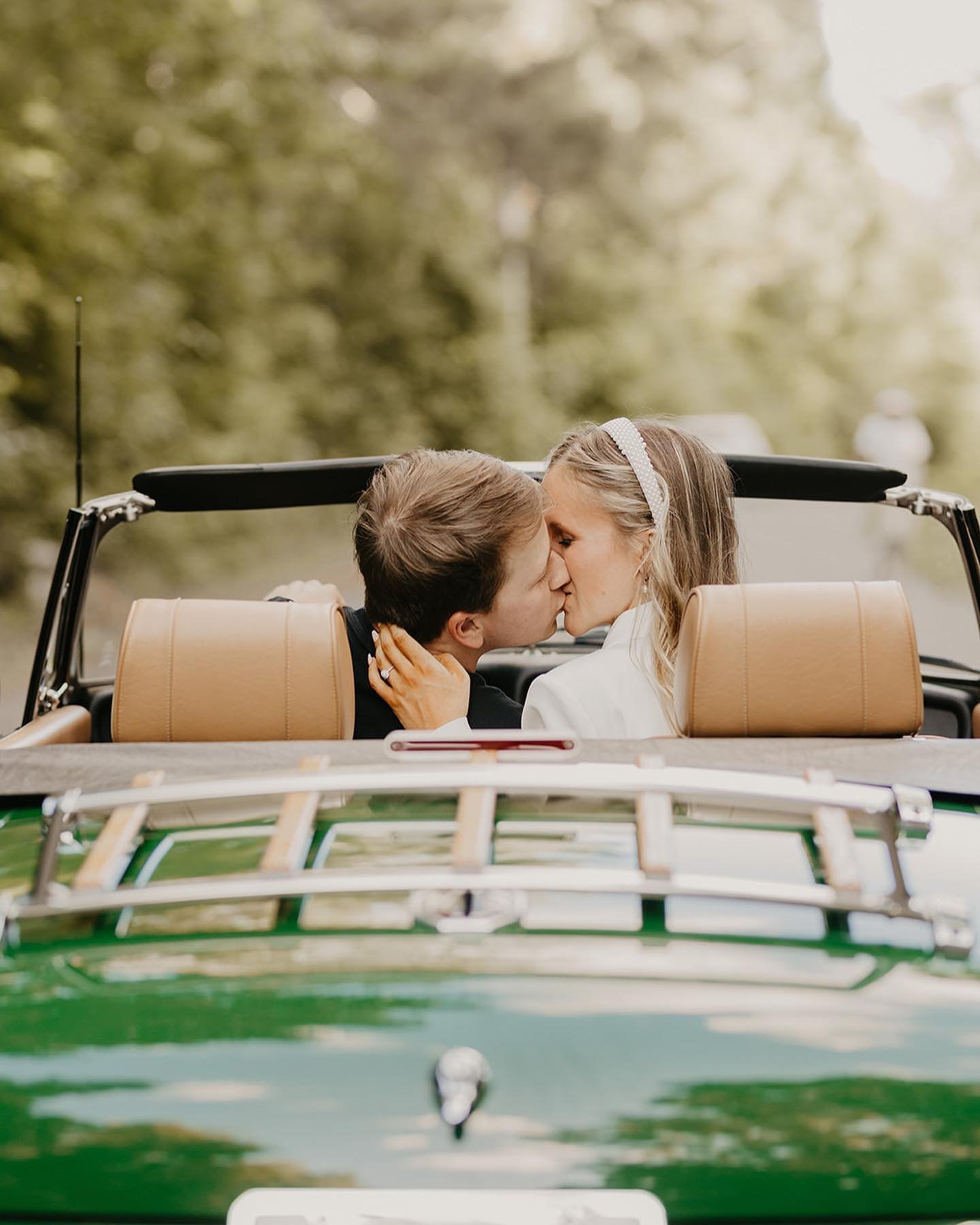 This is your sign to rent a vintage car for your engagement session ✨