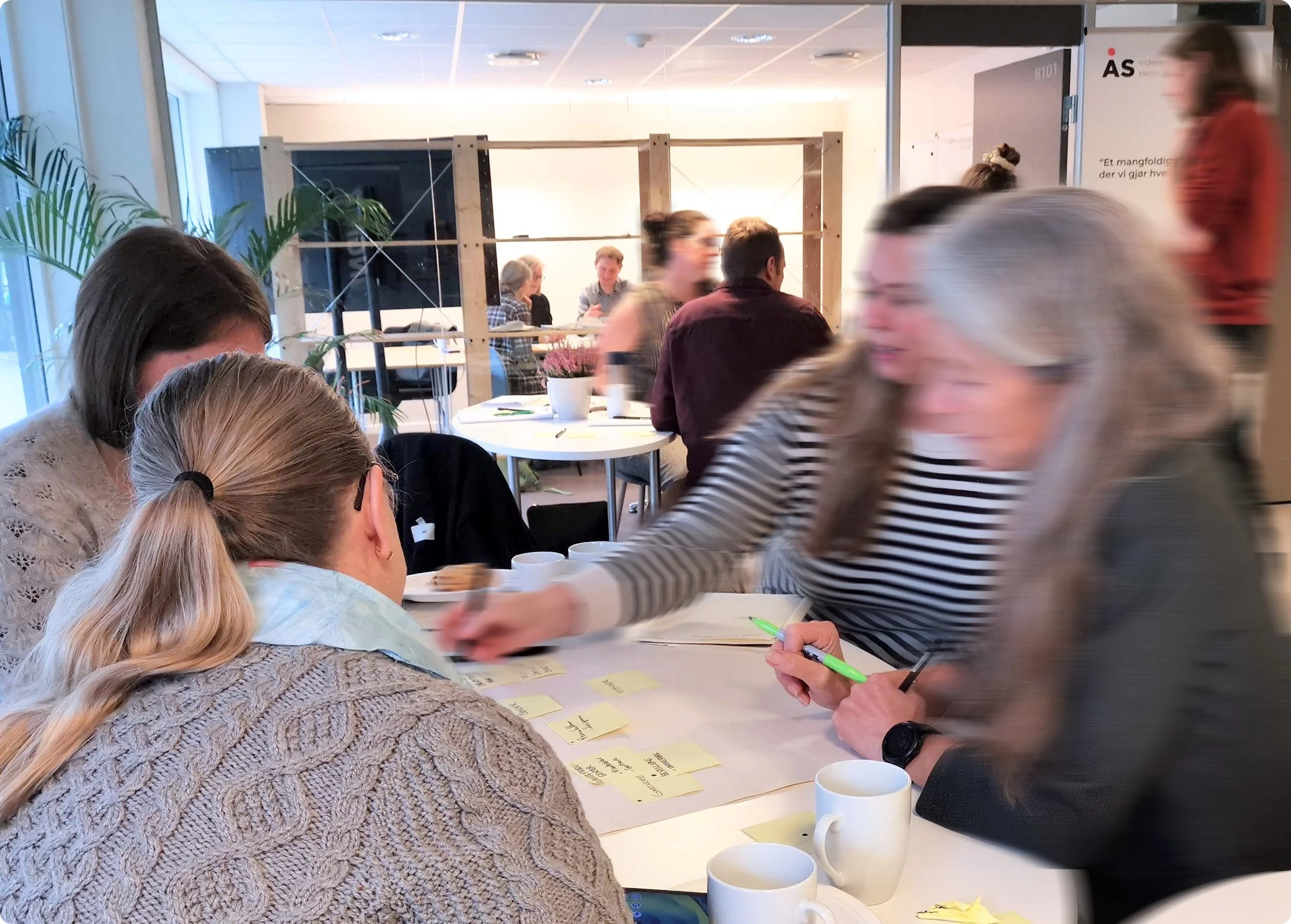 folk samarbeider flere grupper i en workshop format