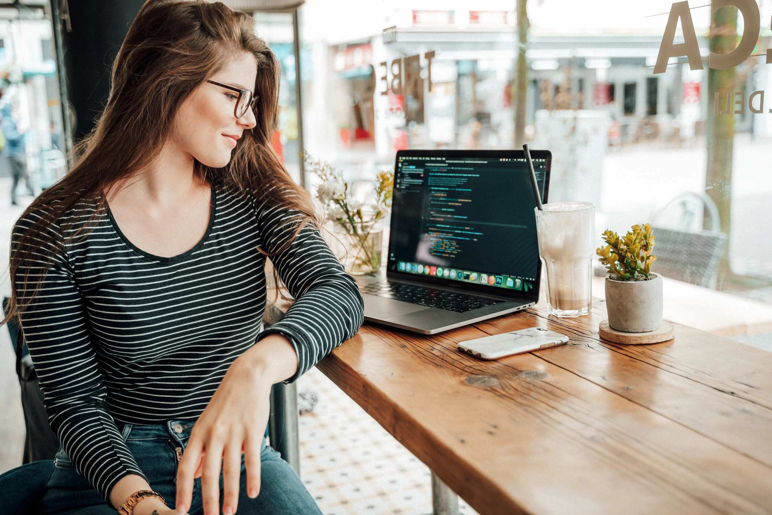 Woman coding at a cafe