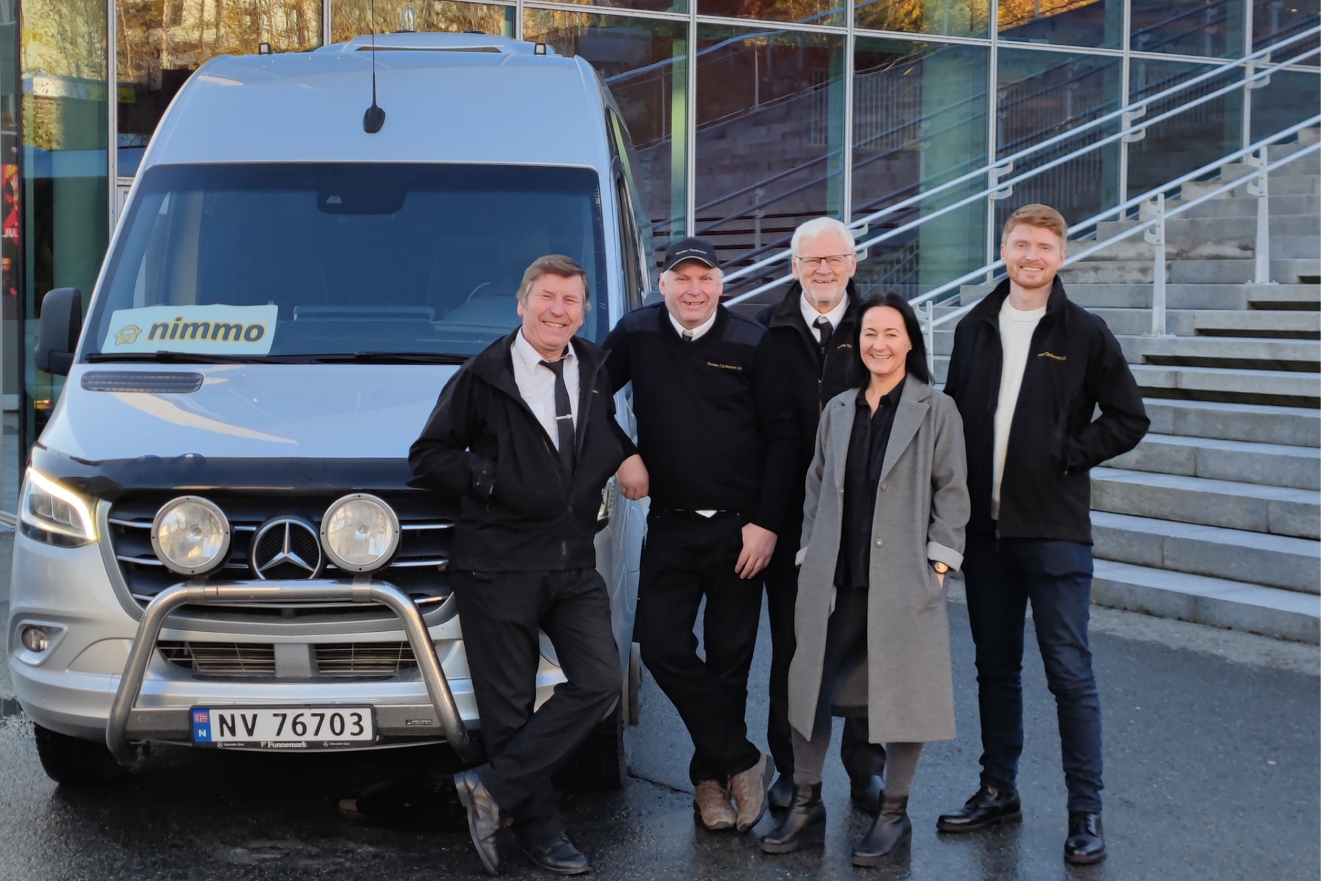 Tornes busser sjåfører sammen med Nimmo teamet og Nimmo minibuss