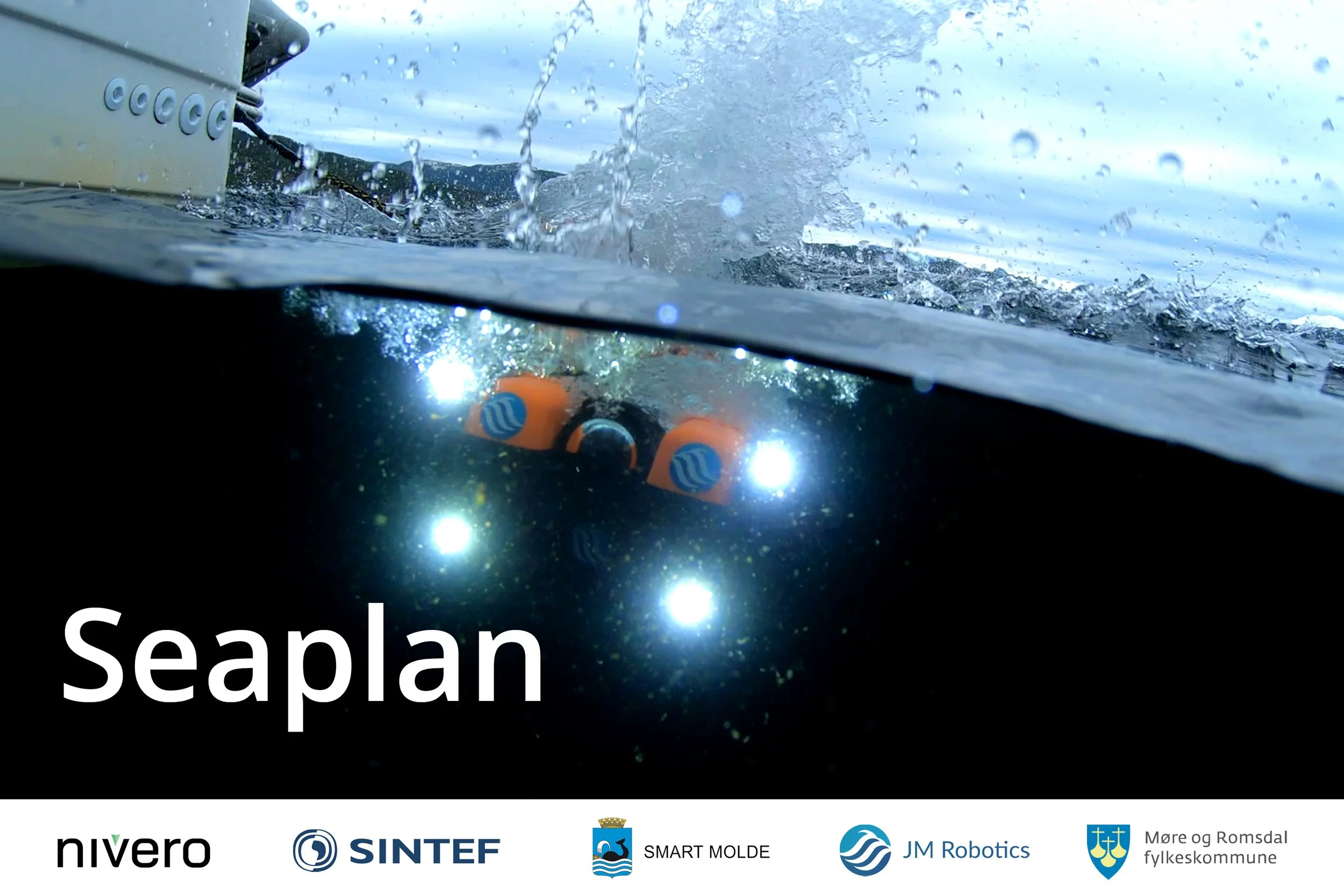 Sjødrone inn i vann med tekst "Seaplan". Rad med logoer under : Nivero, Sintef, Smart Molde, JM Robotics and Møre og Romsdal Fylkeskommune