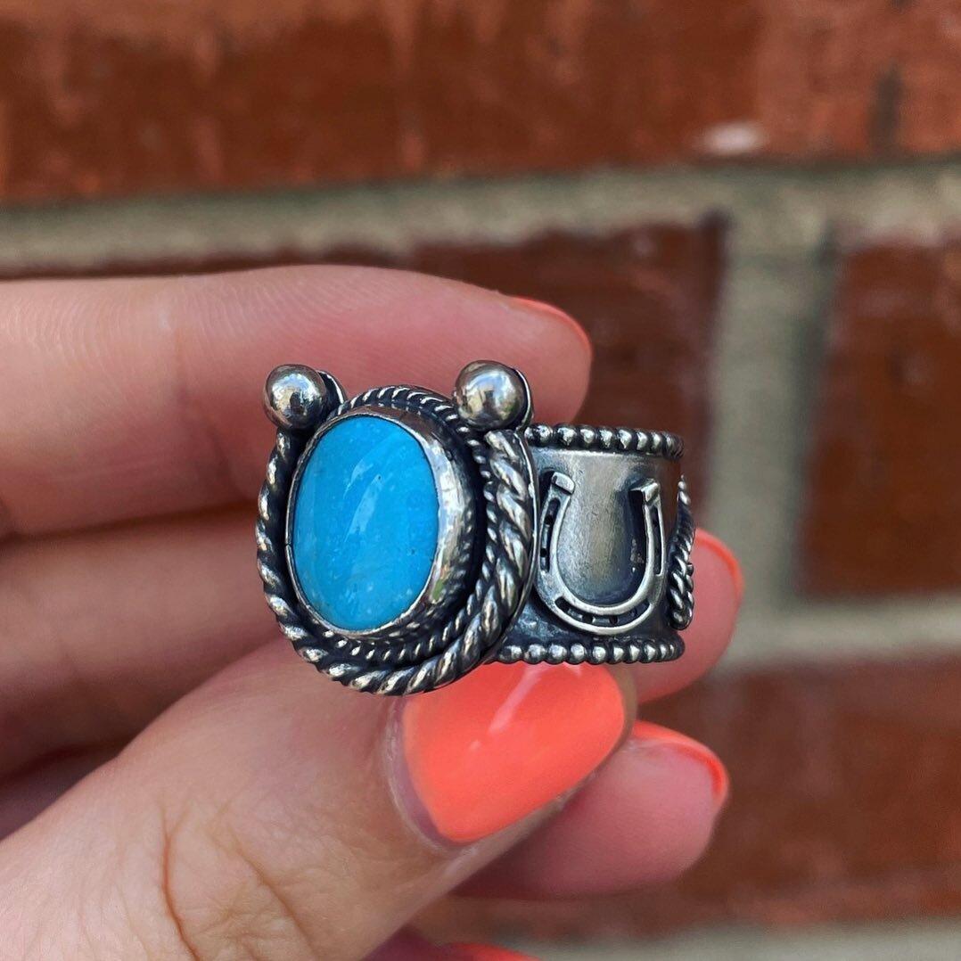 Custom turquoise horseshoe ring as part of a set for Zara. Added extra horseshoes on the band 🌵

⛓www.wildmoonsilver.com⛓