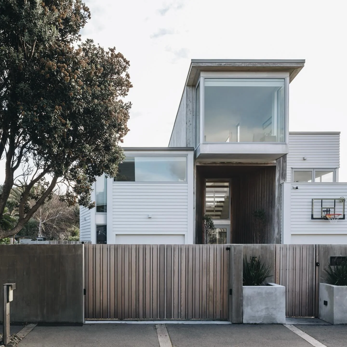 Seatoun Garden, Wellington

Bespoke fencing &amp; gates designed to complement the architecture and both contend with, and be sympathetic to the coastal environment.

Landscape Implementation:
@three_trees_landscaping_ltd 
@warnerfencingandgates 

Ph