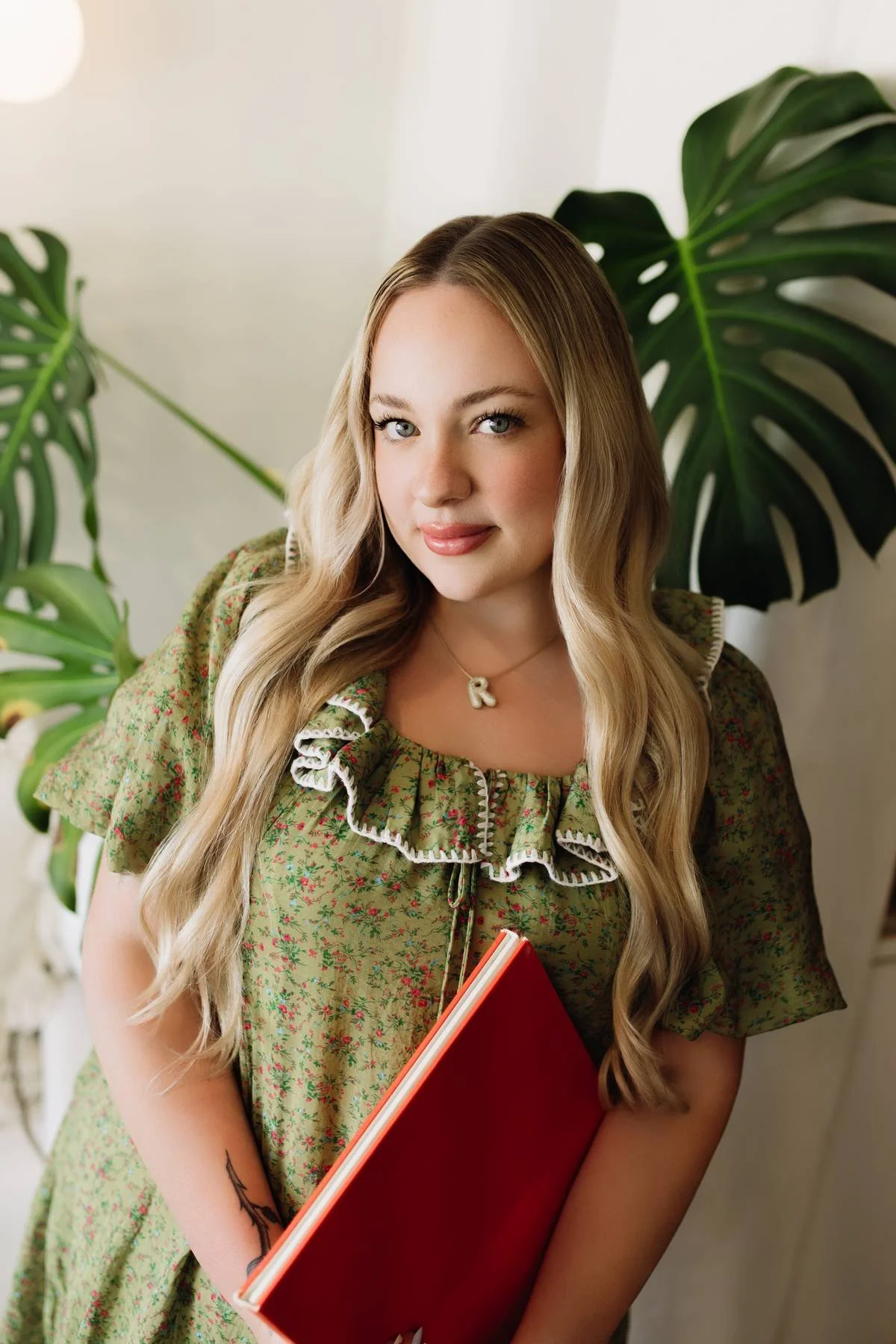 Meet Siarra! Siarra is a master stylist, with 10 years of experience! She is an extension pro, whether it be hand-tied, or k-tips. She is incredible at fantasy colors, by request only. She is our go-to stylist that is certified in curly cutting, as w