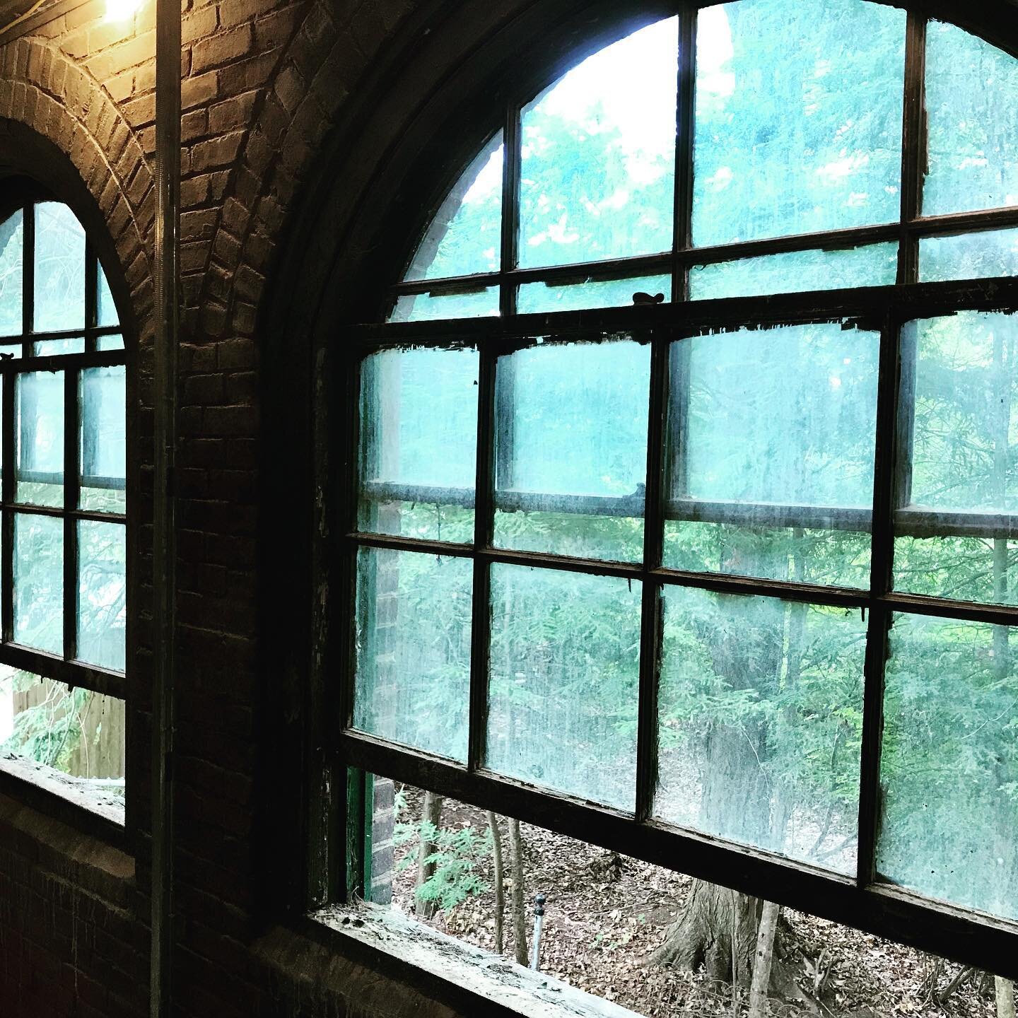 First look at the Boiler building at #roundhillnoho! Currently under construction, this brick building with arched windows and soaring ceilings will feature four 1bd/1ba luxury apartments
#northamptonma #westernma #nohomass #apartmentrenovation #orig