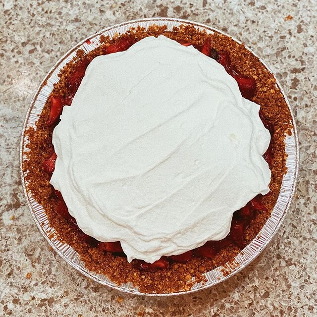 Sometimes times messy desserts taste the best. Simple ginger snap crust with strawberry filling. Whipped heavy cream on top. 5 ingredients. 🍓