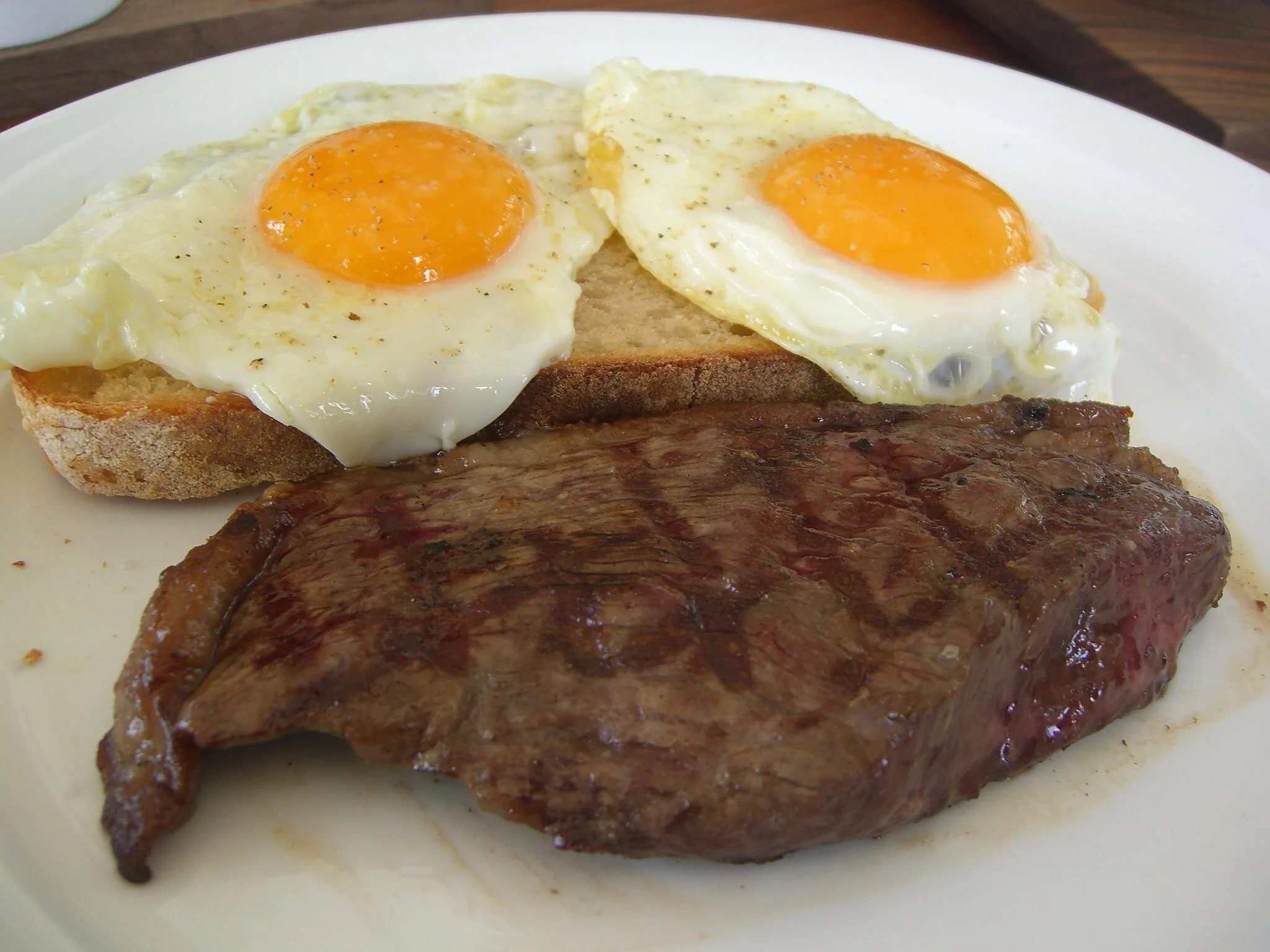 Wagyu_rump_steak_and_eggs_-_Jones_the_Grocer,_Chadstone.jpg