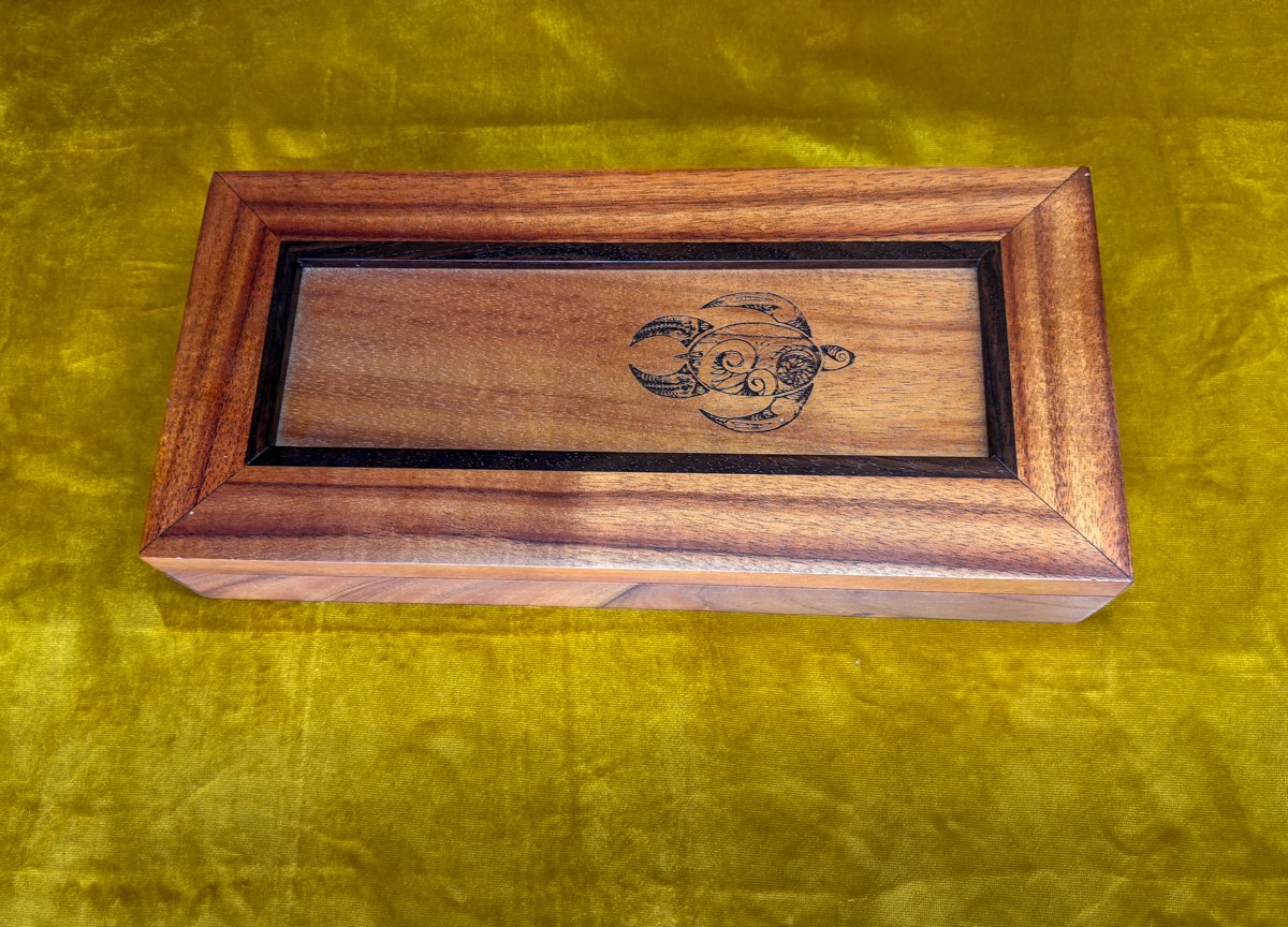 Box with hinges and dividers2025-6797.jpg