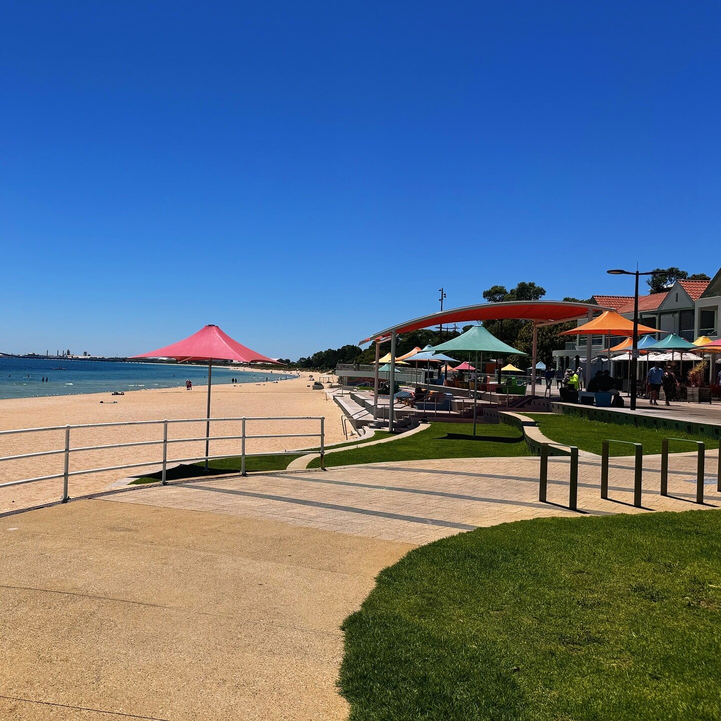 A perfect blue sky day at Rockingham Beach 🏖️☀️ The crystal clear blue ocean is pretty spectacular too 💙🩵💙
.
#rockinghamforeshore #beachlife #ceeandsee #seaside #rediscoverockingham #rockingham #seeperth #caravanandcampingwa #letsgocaravancamping