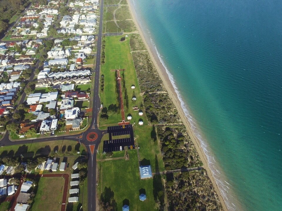 Did you know Cee &amp; See is located opposite Rockingham Beach, Governor Rd Reserve &amp; Naval Memorial Reserve? 🏖️☀️ *Spot our Cee &amp; See Chalets bottom left 😁
.
#ceeandsee #seaside #beachlife #playtime  #rediscoverockingham #rockingham #seep