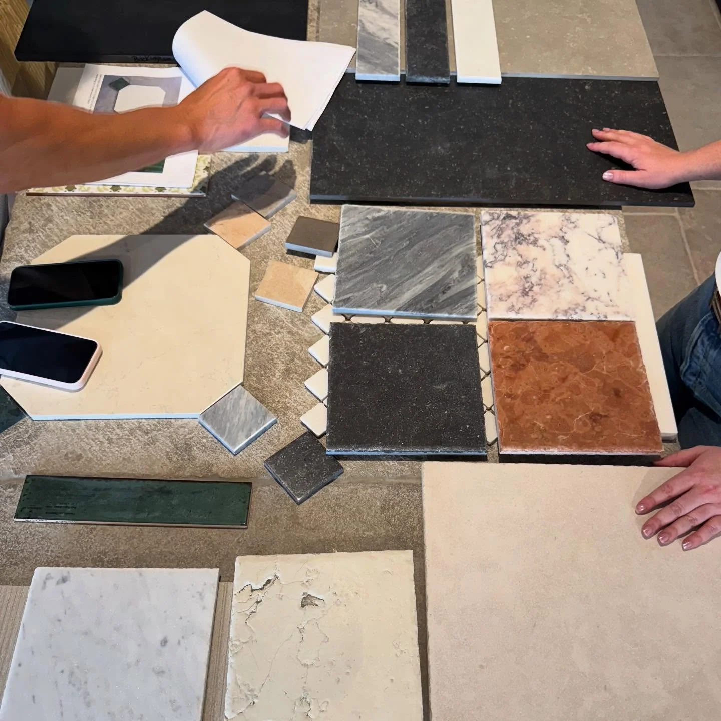 All hands on deck as we finalize our model home selections! 
#luxurycustomhome #designselections #houstonhomebuilders #farmhousestone #houstonrealestate #newconstructionhome