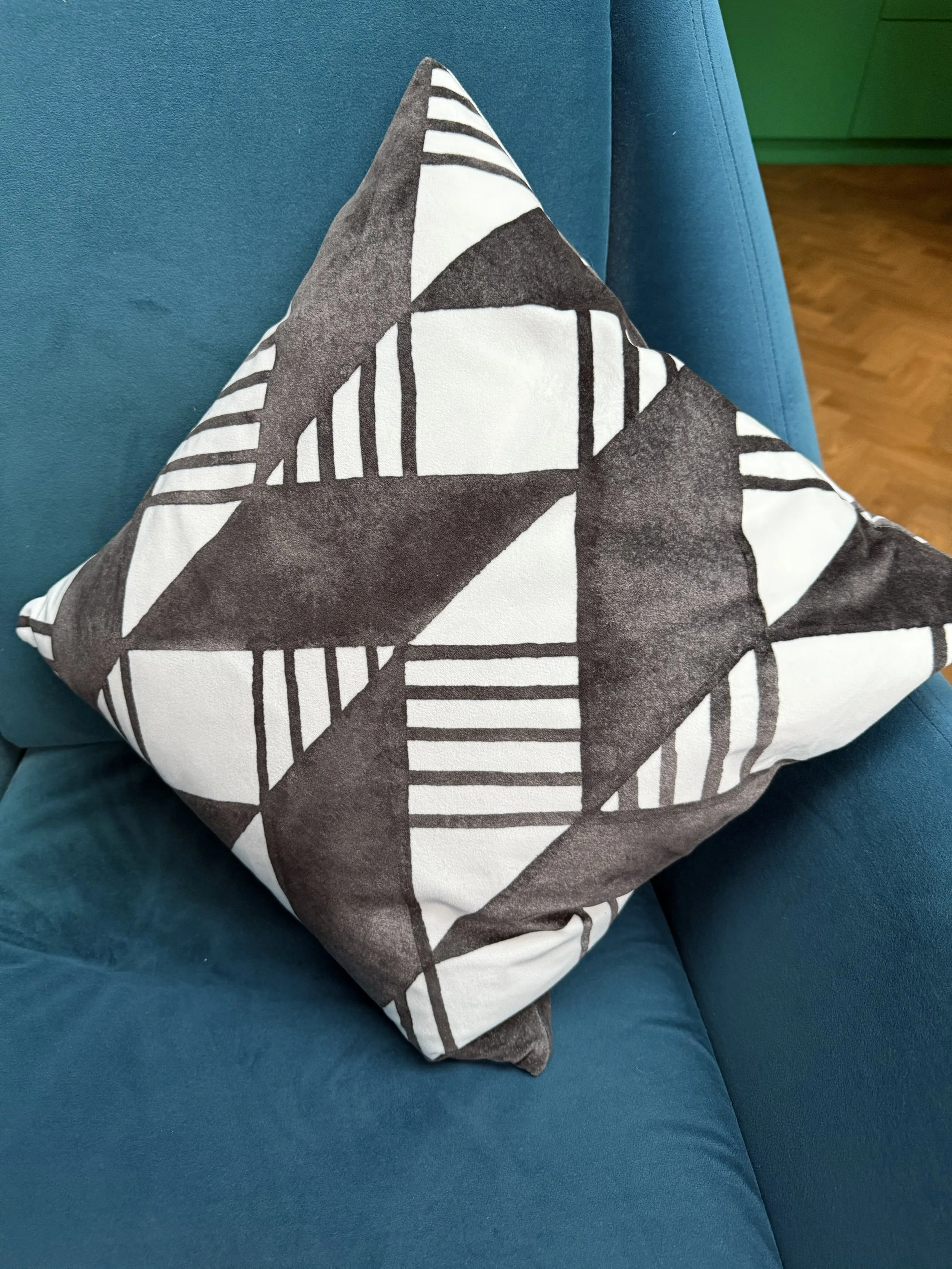 OFFICE CUSHION_0001_Layer 0.jpg