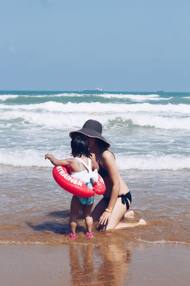 mom-toddler-beach-wave
