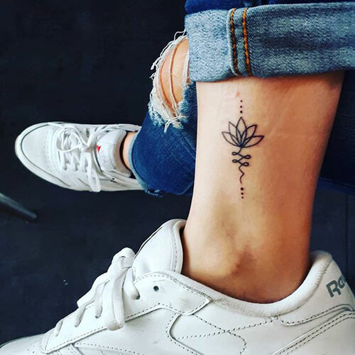 tatuaje flor de loto tobillo pequeño