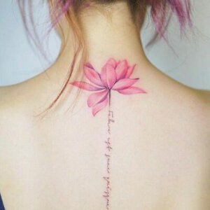 tatuaje flor de loto rosa