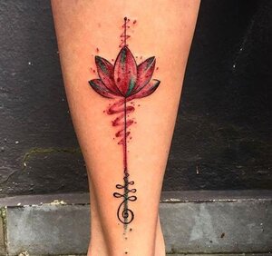 tatuaje flor de loto rojo
