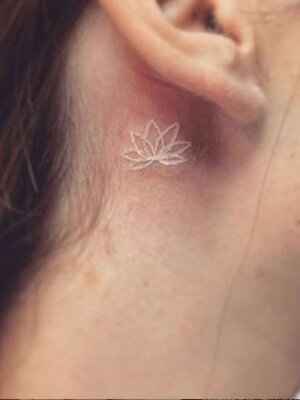 tatuaje flor de loto blanco