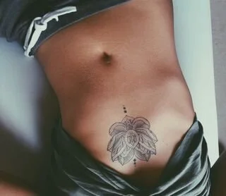 tatuaje flor de loto mandala pecho