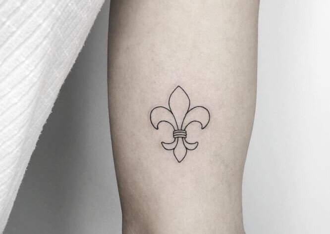 tatuajes flor de lis para hombres
