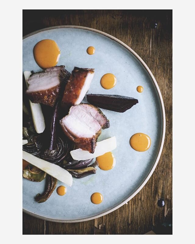 Porc Gascon croustillant, sauce srirasha, oignon br&ucirc;l&eacute;s, navets et betterave confits . Le cochon galactique de chez @lafermedebidache vous attend chez Bouche, de 16h &agrave; 19h en semaine, de 10h &agrave; 13h le samedi