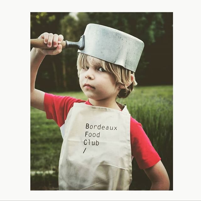 La cuisine, ou la base d'une vie plus douce. Swann en plein mauvais traitement sur une escalope de veau pour la d&icirc;nette de @bordeauxfoodclub